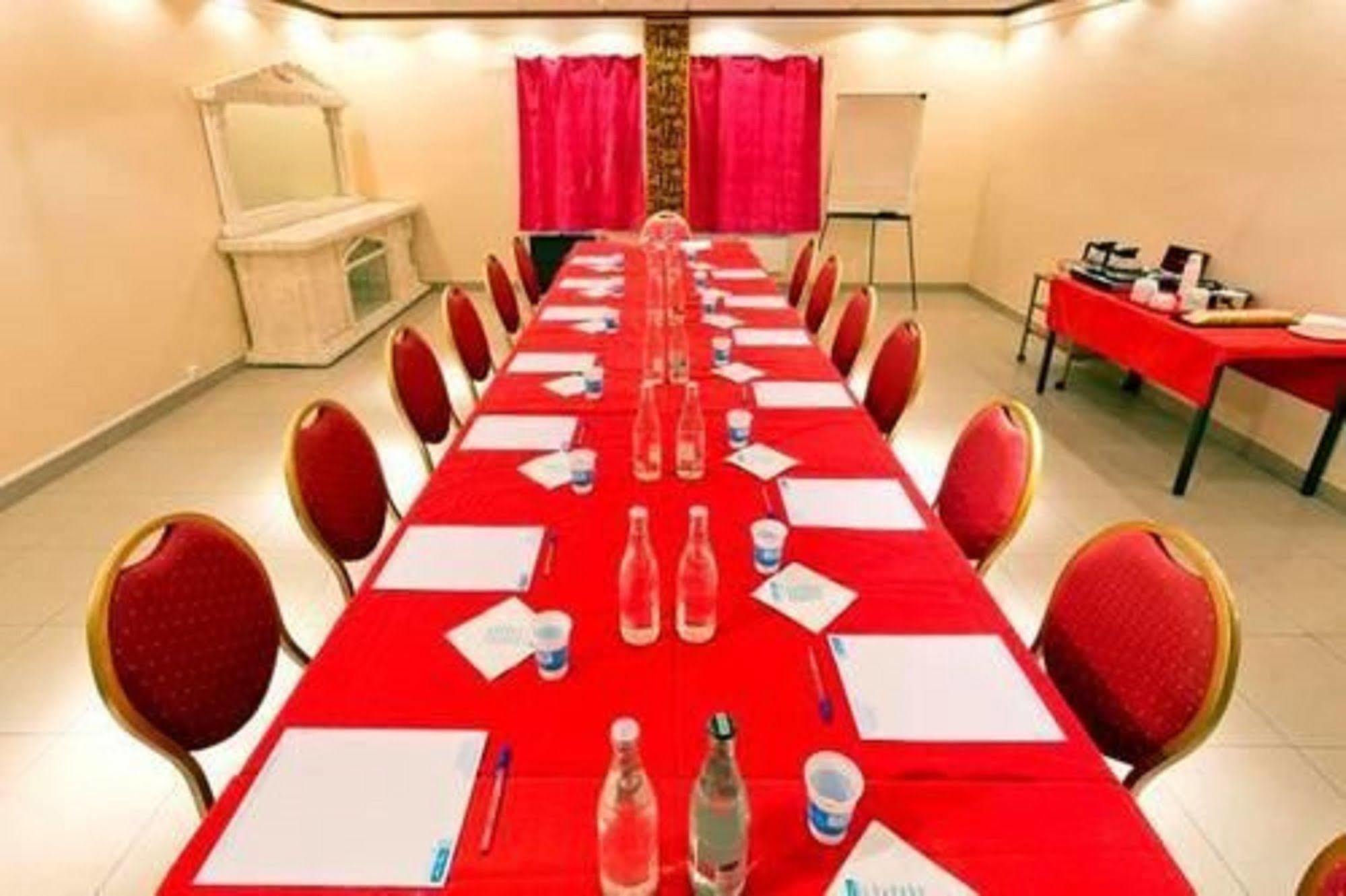 Отель Ibis Styles Paris Hippodrome De Vincennes Жуанвиль Экстерьер фото